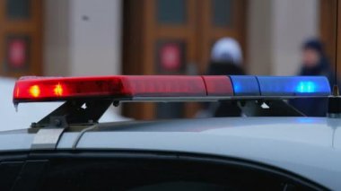 Polis arabası üzerinde yanıp sönen sinyal lambaları