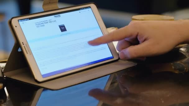 Hombre visita Air France sitio de la compañía aérea utilizando tableta PC en la cafetería . — Vídeo de stock