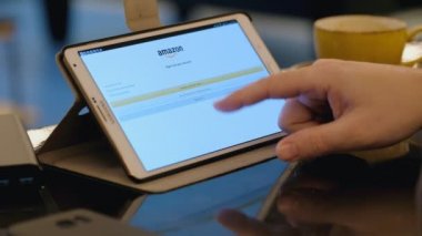 Amazon web sitesi tblet Pc Cafe kullanarak online alışveriş