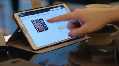 Amazon web sitesi tblet Pc Cafe kullanarak online alışveriş