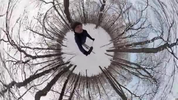 L'uomo sciare in una foresta invernale . — Video Stock