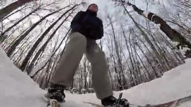 Hombre esquiando en un bosque de invierno . — Vídeos de Stock