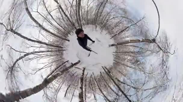Людина катається на лижах у зимовому лісі . — стокове відео