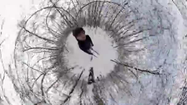 Mann beim Skifahren im Winterwald. — Stockvideo