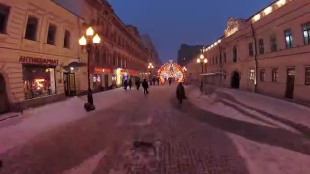 人们在夜晚的历史城市中心漫步. — 图库视频影像
