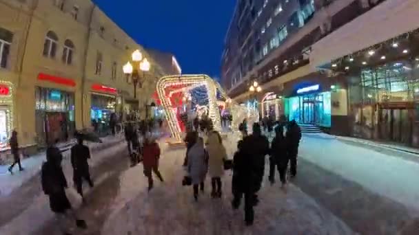 Människor som vandrar i historiska centrum på natten. — Stockvideo