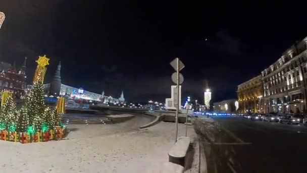 역사적인 시 센터에서 밤에 산책 하는 사람들. — 비디오