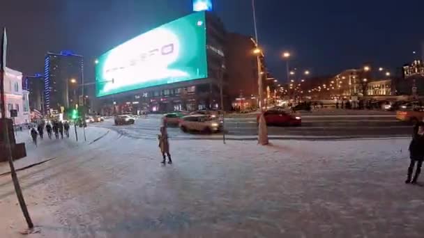 Personas caminando en el centro histórico de la ciudad por la noche . — Vídeos de Stock