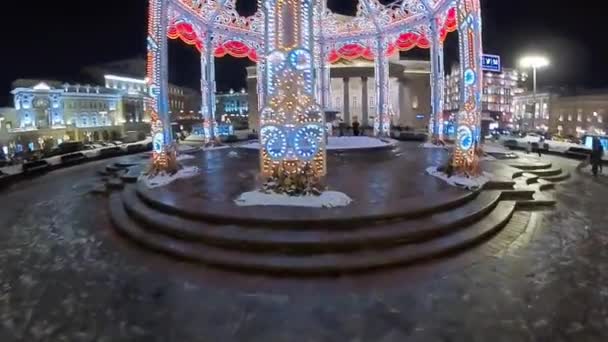 Personnes marchant dans le centre historique de la ville la nuit . — Video