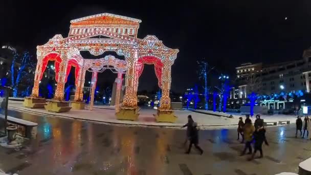 Människor som vandrar i historiska centrum på natten. — Stockvideo