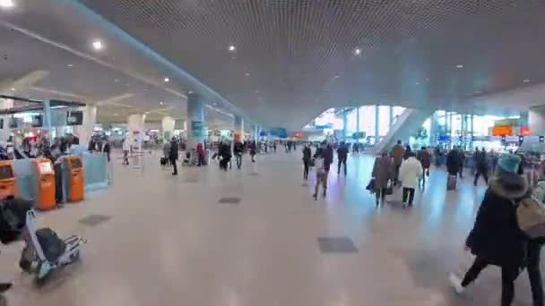 Pasajeros caminando en la sala de embarque del aeropuerto internacional de Domodedovo . — Vídeo de stock