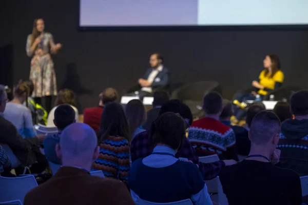 Publiek luistert naar de docent — Stockfoto