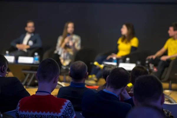 El público escucha al conferenciante —  Fotos de Stock