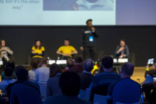 El público escucha al conferenciante — Foto de Stock