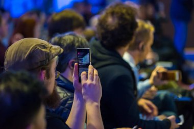 Seyirci hocayı dinler.