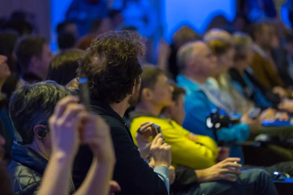 Publikum naslouchá přednášejícímu — Stock fotografie