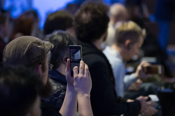 Il pubblico ascolta il docente — Foto Stock