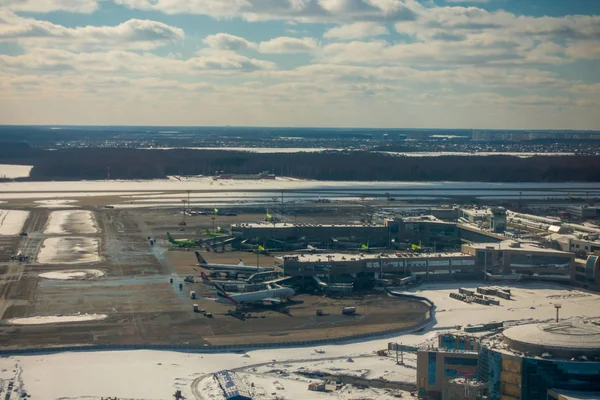 Domodedovo Lotnisko krajobraz w czasie słonecznego dnia — Zdjęcie stockowe