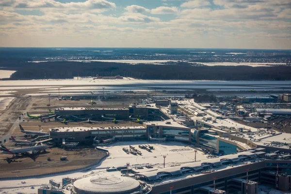 Domodedovo aeropuerto paisaje a la hora del día soleado — Foto de Stock