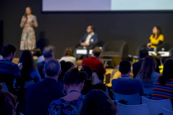 Il pubblico ascolta il docente — Foto Stock