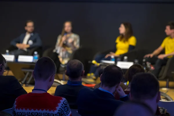 Publiken lyssnar på föreläsaren — Stockfoto