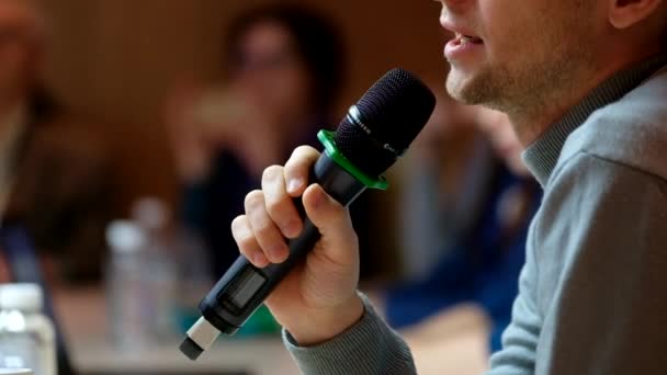 Mluvčí na konferenci drží mikrofon — Stock video