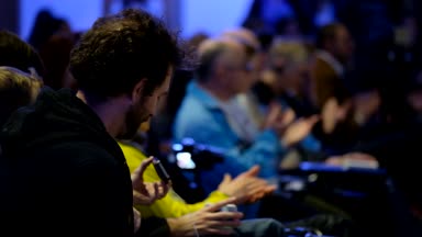 Seyirci hocayı dinler.