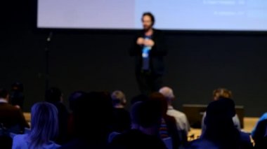 Seyirci hocayı dinler.