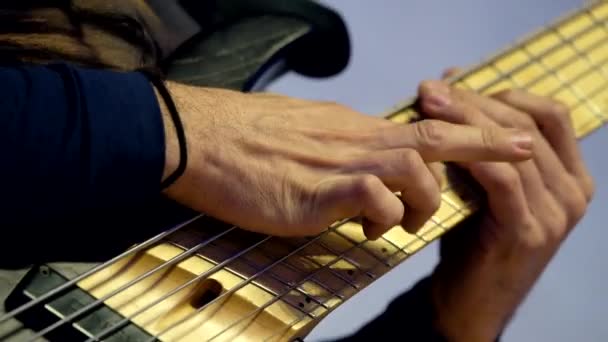 Мужские руки играют на гитаре — стоковое видео