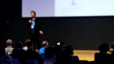 Seyirci hocayı dinler.