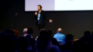 Seyirci hocayı dinler.