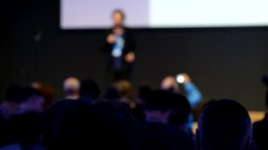 Seyirci hocayı dinler.