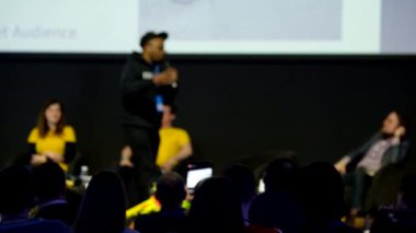 Seyirci hocayı dinler.