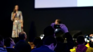 Seyirci hocayı dinler.