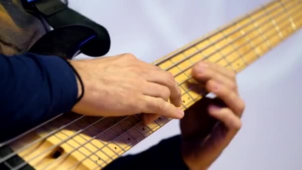 Чоловічі руки грають на гітарі — стокове відео