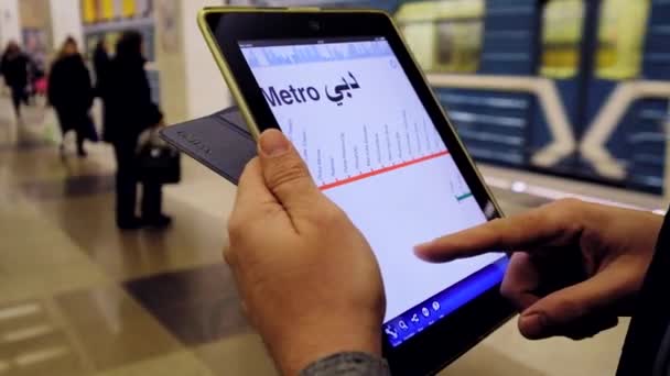 Hombre en el metro examina el mapa del metro utilizando la tableta — Vídeos de Stock