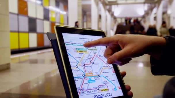 地下の人はタブレットを使用して地下鉄地図を調べてください。 — ストック動画