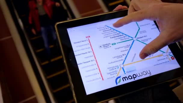 L'uomo nel sottosuolo esamina la mappa della metropolitana usando il tablet — Video Stock