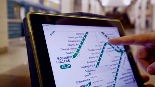 지 하에서 남자 검사는 태블릿을 사용 하 여 지하철 지도 — 비디오