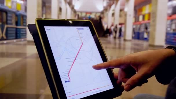 L'uomo nel sottosuolo esamina la mappa della metropolitana usando il tablet — Video Stock