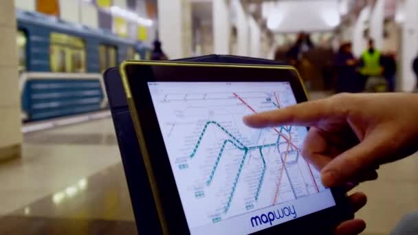 Człowiek w underground analizuje mapę metra za pomocą tabletu — Wideo stockowe