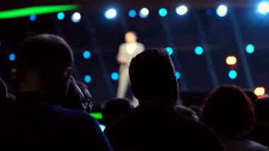 Seyirci hocayı dinler.