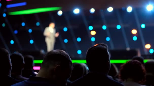 Audience listens to the lecturer — Stock Video