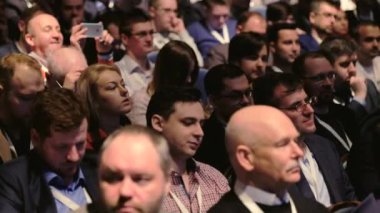 Seyirci hocayı dinler.