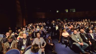 Seyirci hocayı dinler.