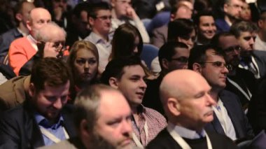 Seyirci hocayı dinler.