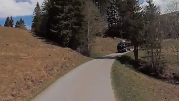 Οδήγηση αυτοκινήτου στα βουνά της Ελβετίας — Αρχείο Βίντεο