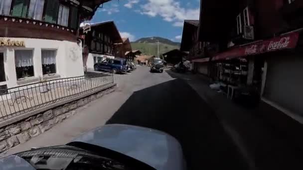 Rijdende auto naar Zwitserland bergen — Stockvideo