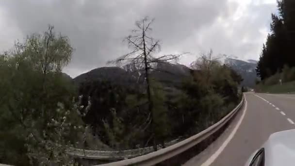 Guida di auto in Svizzera montagne — Video Stock