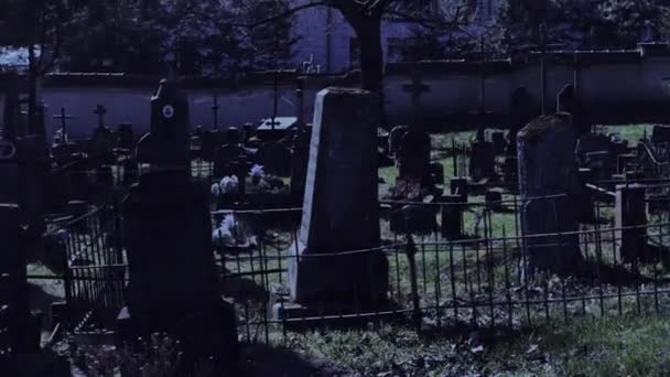 Marcher la nuit au vieux cimetière — Video